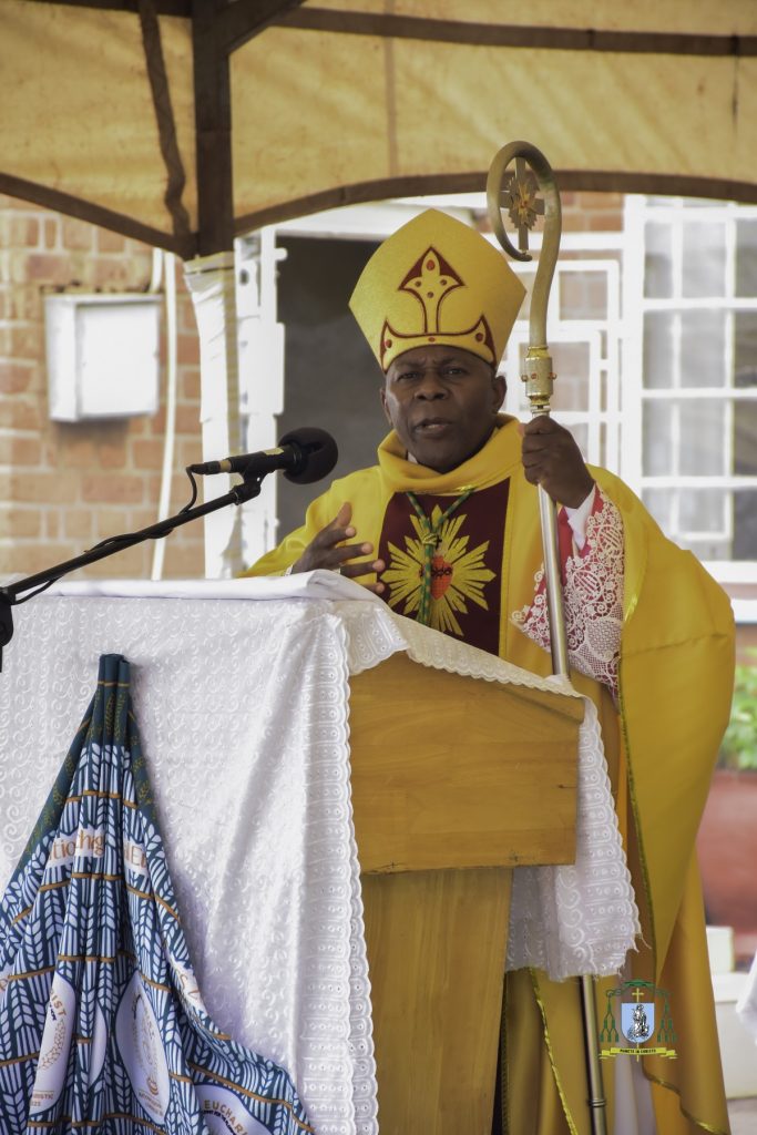 Bishop Mwakhwawa sharing homily