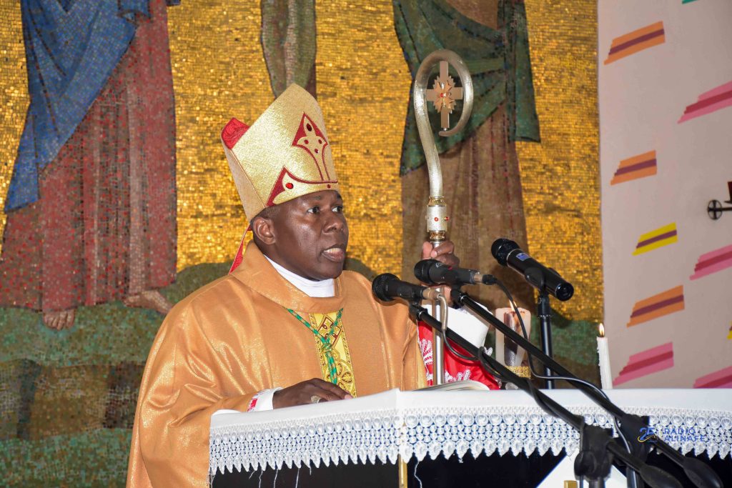 Bishop Mwakhwawa sharing homily