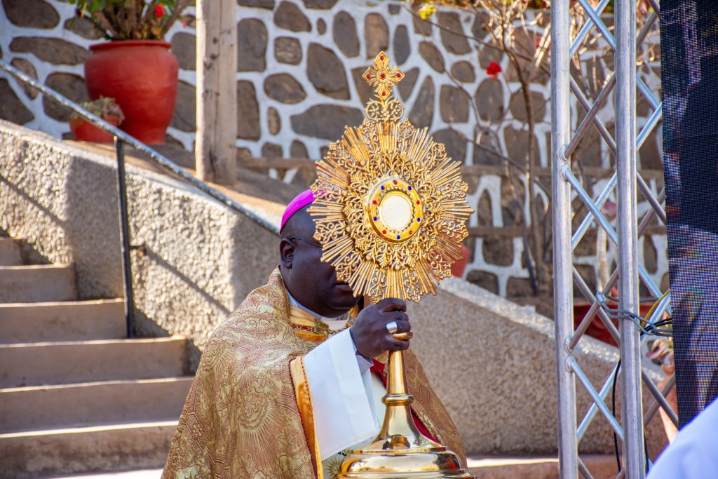 (Chithunzi: Ambuye George Tambala pamwambo wakupembedza Ambuye Yesu okhala mu Ukaristia ku Maula Cathedral)