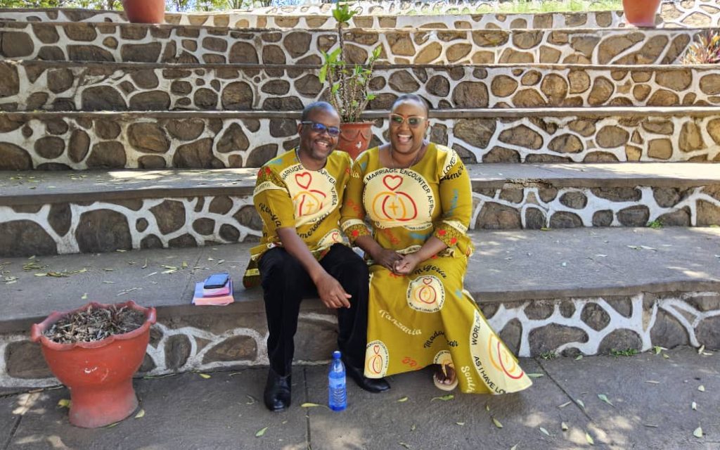 Banja la bambo ndi mayi Kalulu kujambulitsa limodzi pambuyo pa mwambo wa nsembe ya Misa yopempherera ma membala a bungwe la Marriage Encounter omwe anatisiya, ku Maula Cathedral